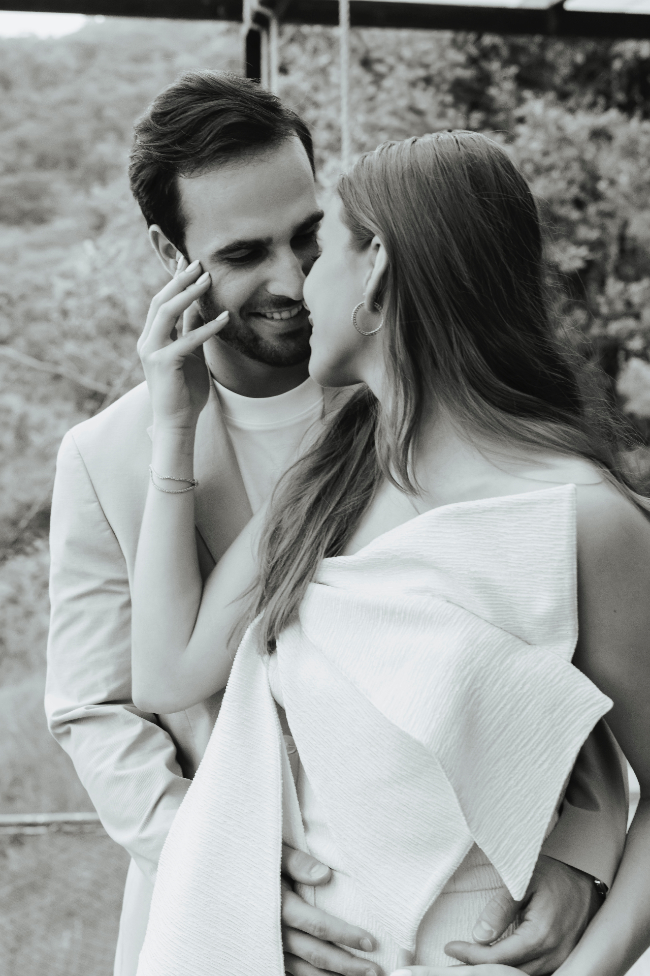 Hannah and Steven sharing a kiss on a wooden platform overlooking the Panamanian mountains